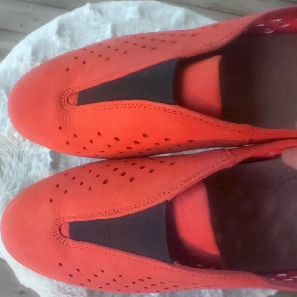Clarks Women's Orange Slip-On Perforated Casual Loafers